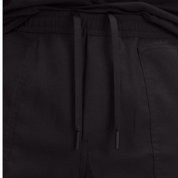 Lululemon- Relaxed-Fit Pull-On Short 7" Light Woven - Black - Picture 5 of 6